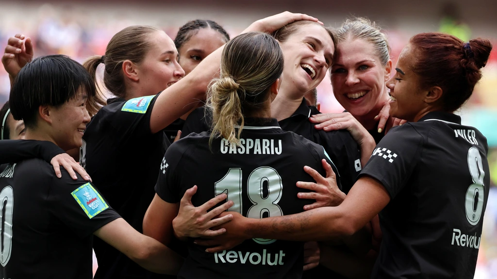 Scorende Miedema en Casparij pakken Engelse dubbel met Manchester City