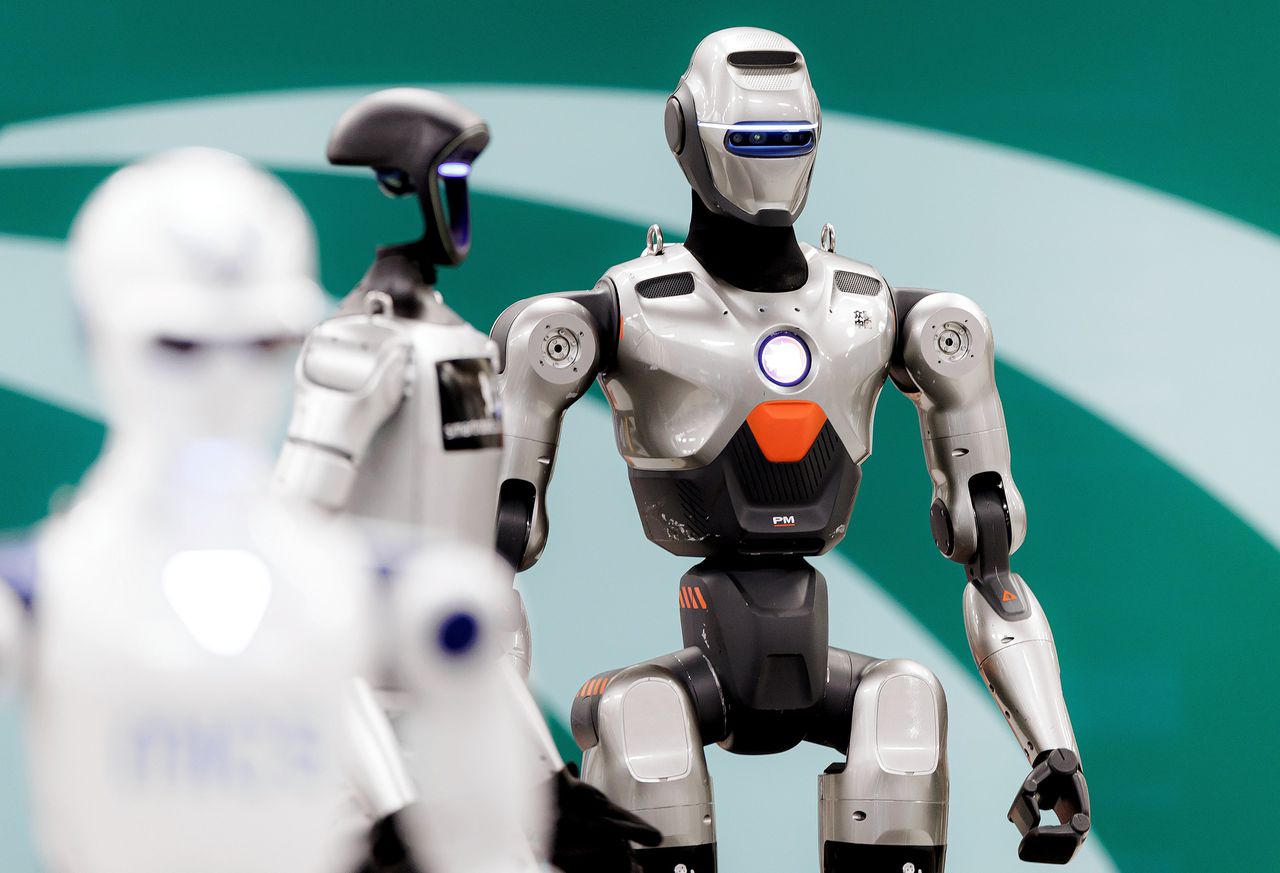Humanoids leren in dit innovatiecentrum bewegingen om de werkvloer op te kunnen. Maar 'het lichaam van een mens is niet gemaakt voor het stratenmakersberoep'