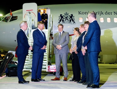 Nog één keer aan de knuppel: Willem-Alexander landt met regeringstoestel op Aruba voor eendaags bezoek