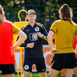 Oranjevrouwen spelen in jacht op WK-ticket op smaller veld: 'Raar dat dit kan'