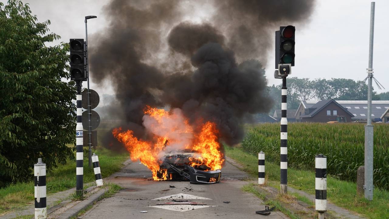 Wéér elektrische auto in brand nadat die gespiesd wordt door wegblokkade