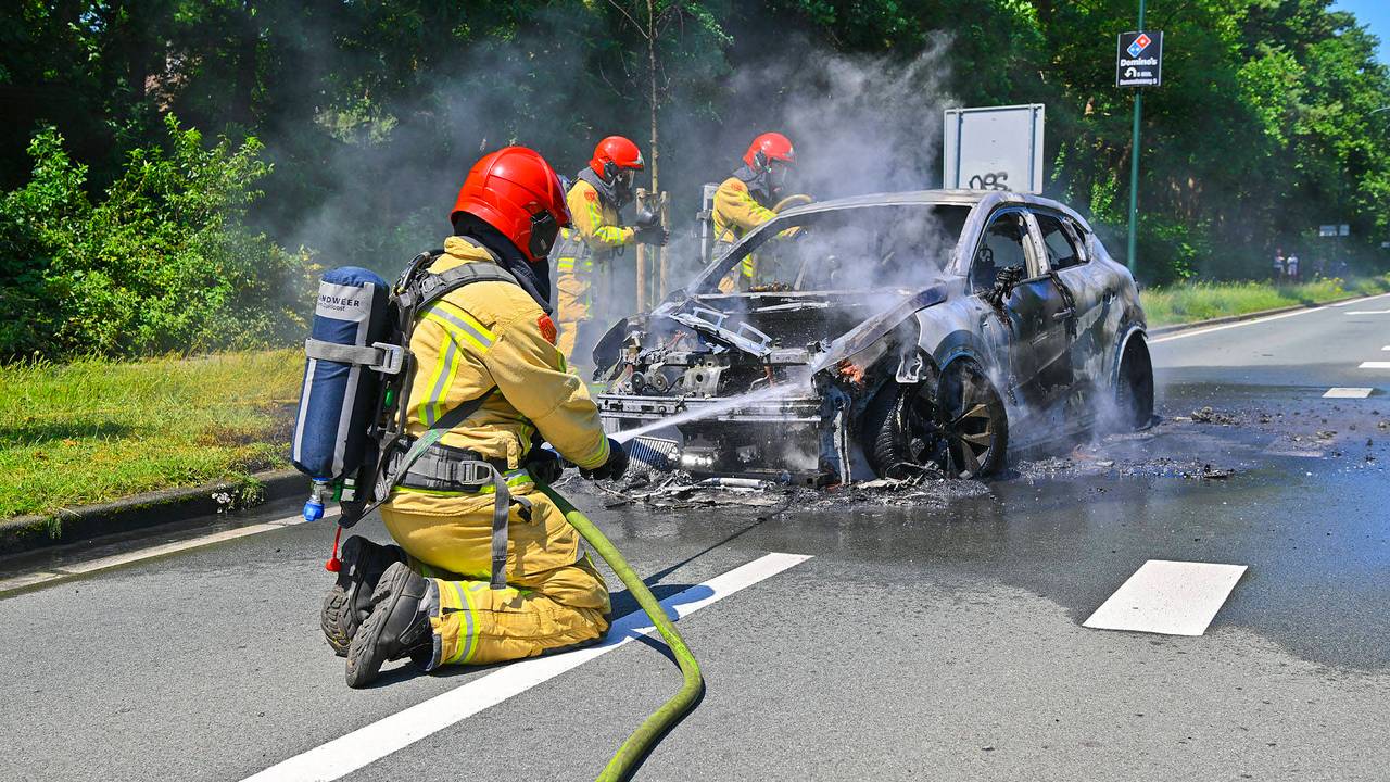 Steekvlam uit rijdende auto, voertuig volledig uitgebrand in Valkenswaard
