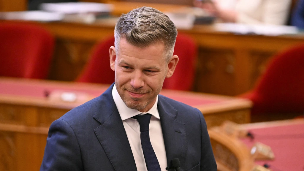 Magyar beëdigd als premier Hongarije: 'Zal niet heersen, maar dienen'