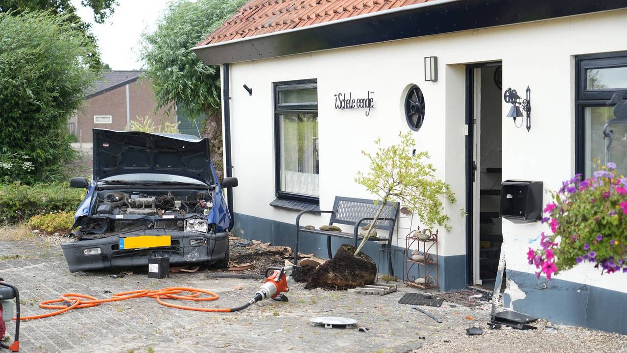 Maaltijdbezorger gewond nadat hij met auto huis ramt