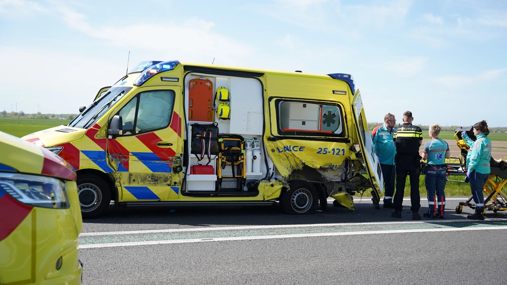 Botsing tussen ambulance met patiënt en auto met aanhanger op N50