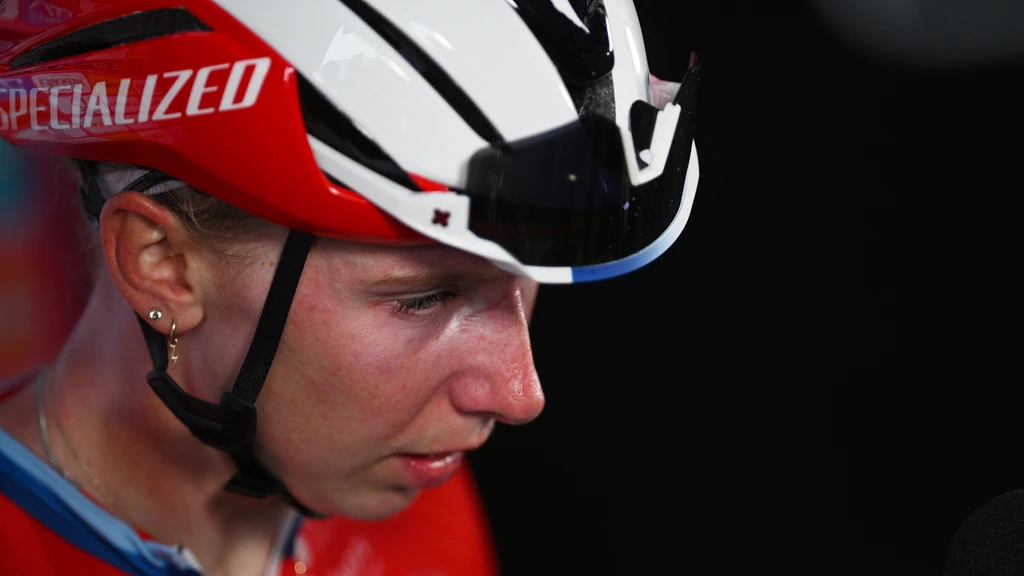 Van Vleuten snapt niet dat ploeg Wiebes zoveel risico nam met vederlichte fiets