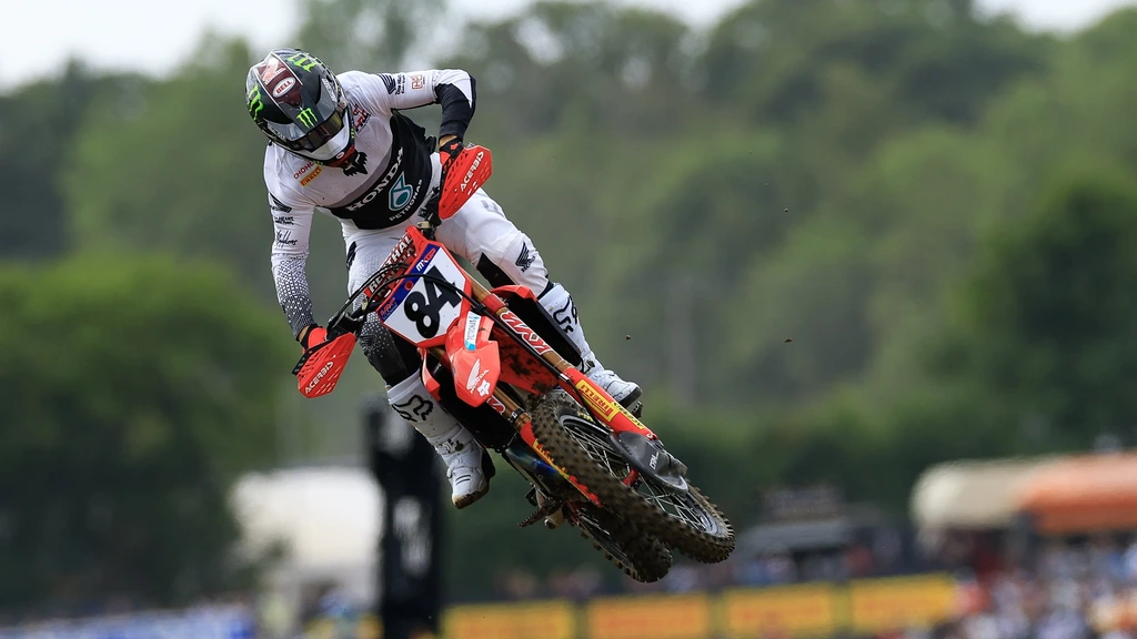 Motocrosser Herlings grijpt leiding in WK, mede door blessureleed bij concurrent