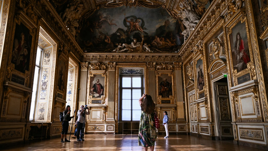 Apollo-galerij Louvre weer open voor publiek, kroonjuwelen schitteren door afwezigheid