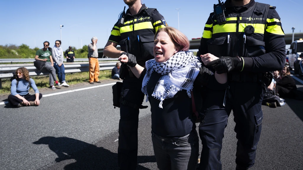 Politie grijpt in bij protest op A12 bij Utrecht, verkeer komt weer op gang
