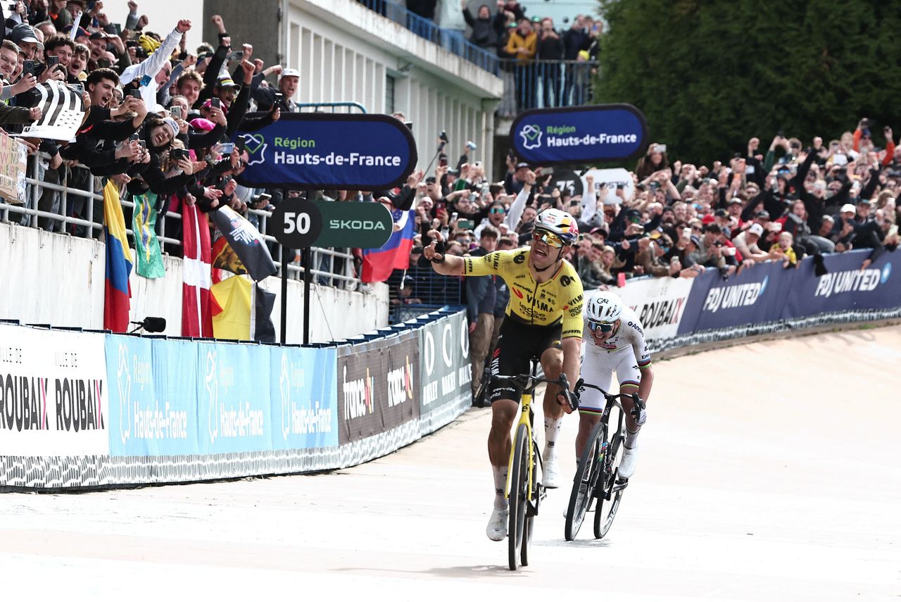 Eindelijk winnen Wout van Aert en zijn Nederlandse ploeg Parijs-Roubaix: ‘Hij is echt een held’