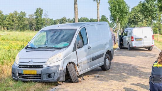 Frontale aanrijding tussen twee busjes in Oldeberkoop