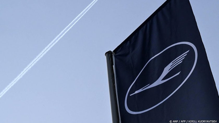 Boeing van Lufthansa zakt door voorwiel op vliegveld Frankfurt