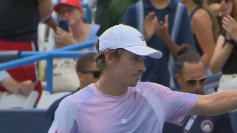 De Minaur beats teenage Hewitt