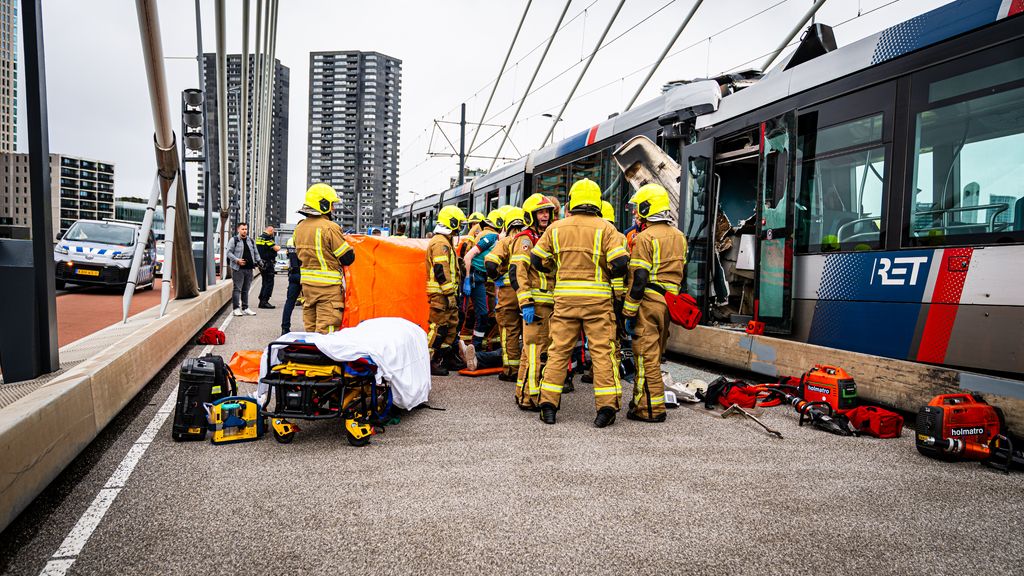 Botsing tussen twee trams op Erasmusbrug in Rotterdam, achttien gewonden