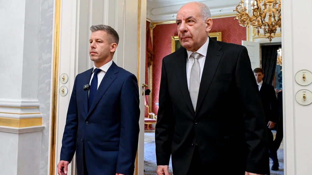 President Hongarije en Orbán-adept tekent wet waardoor hij nu zelf op straat staat