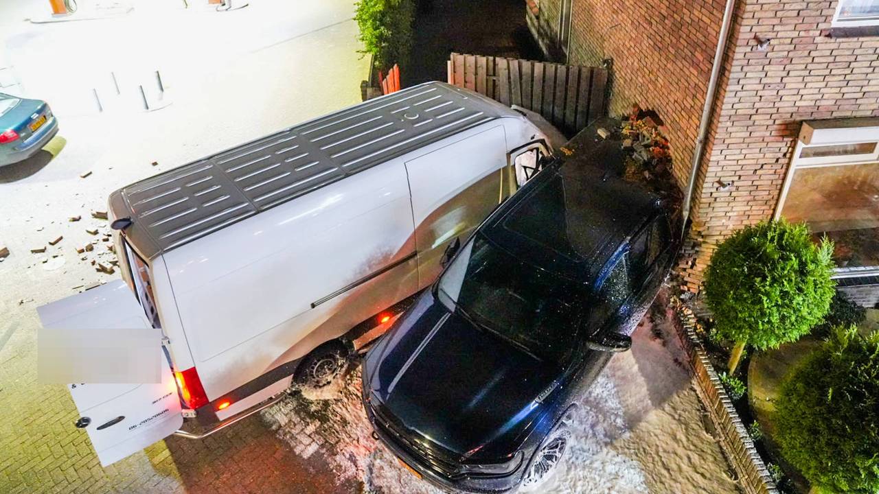 Bus knalt tegen geparkeerde auto die huis in vliegt, bestuurder gevlucht