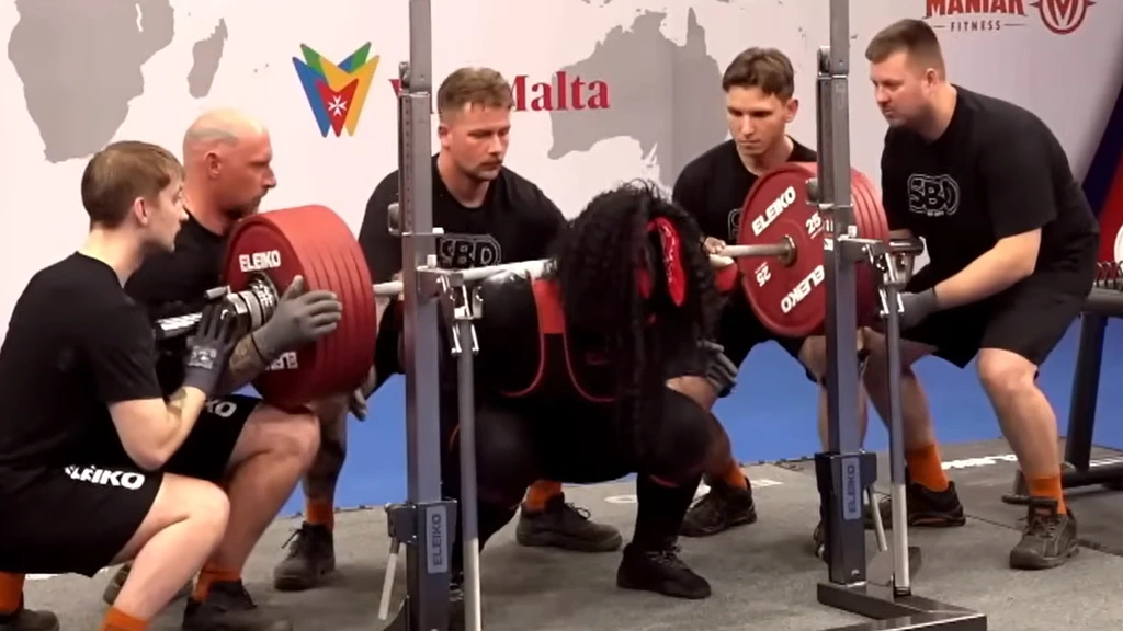 Belgische powerlifster loopt WK-goud mis door racistische 'helper' die oefening saboteert