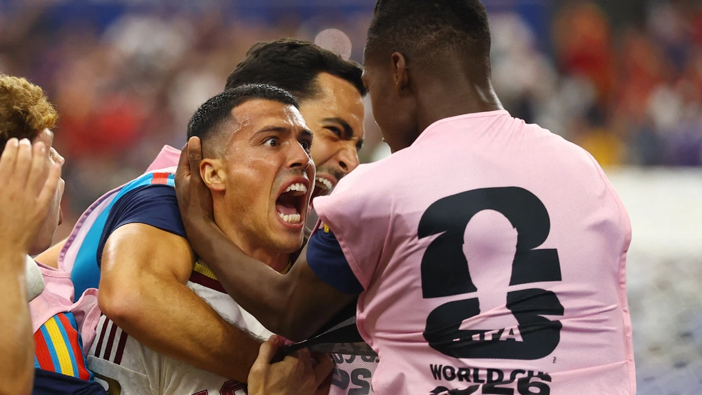 Overtuigend Spanje legt Franse sterrenaanval lam en gaat naar WK-finale