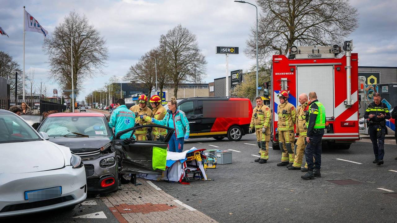Vrouw bekneld nadat drie auto's botsen in Eindhoven