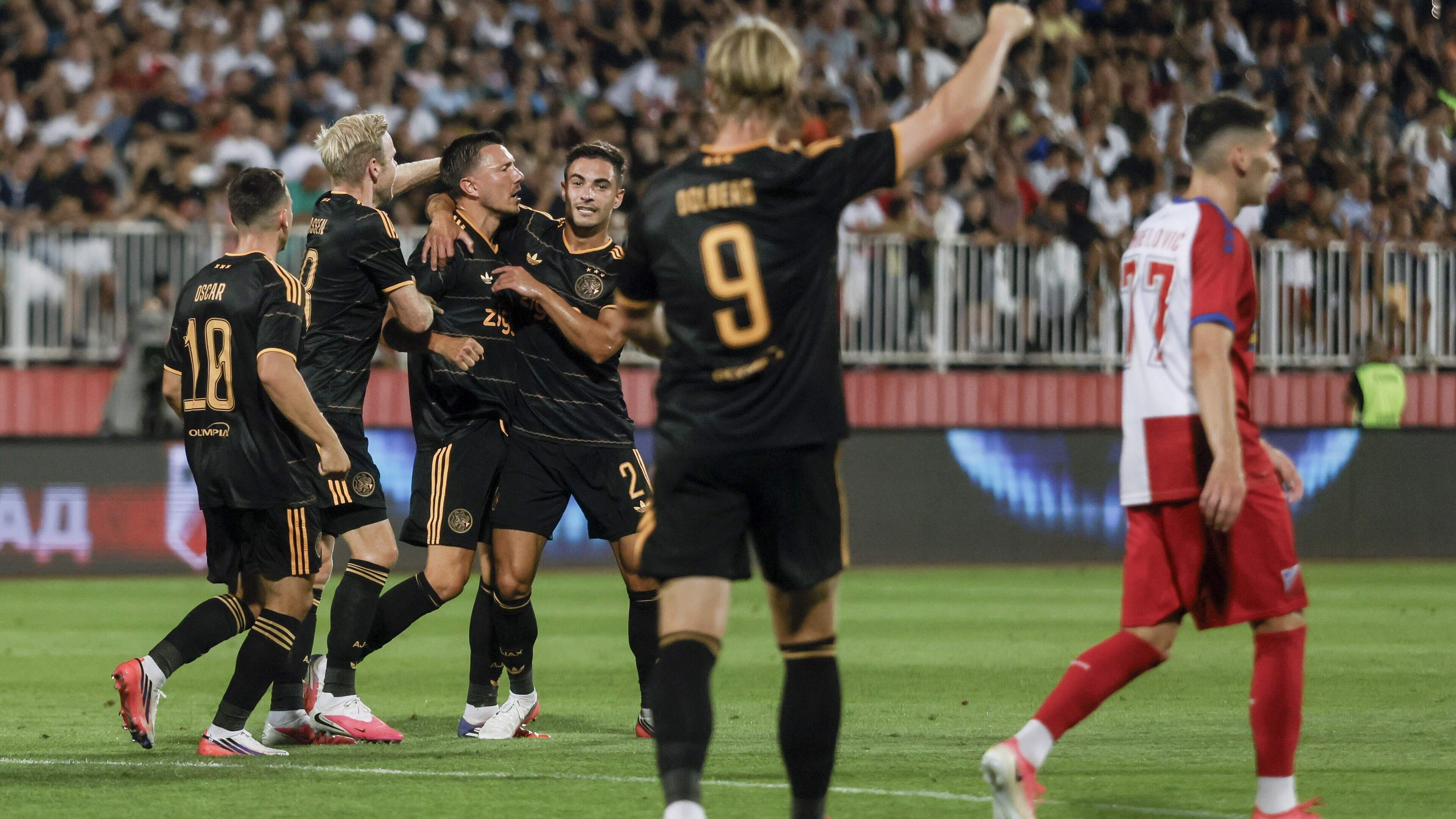 Ajax speelt een uur zoals Michel het wil en verslaat Vojvodina ruim in Servië