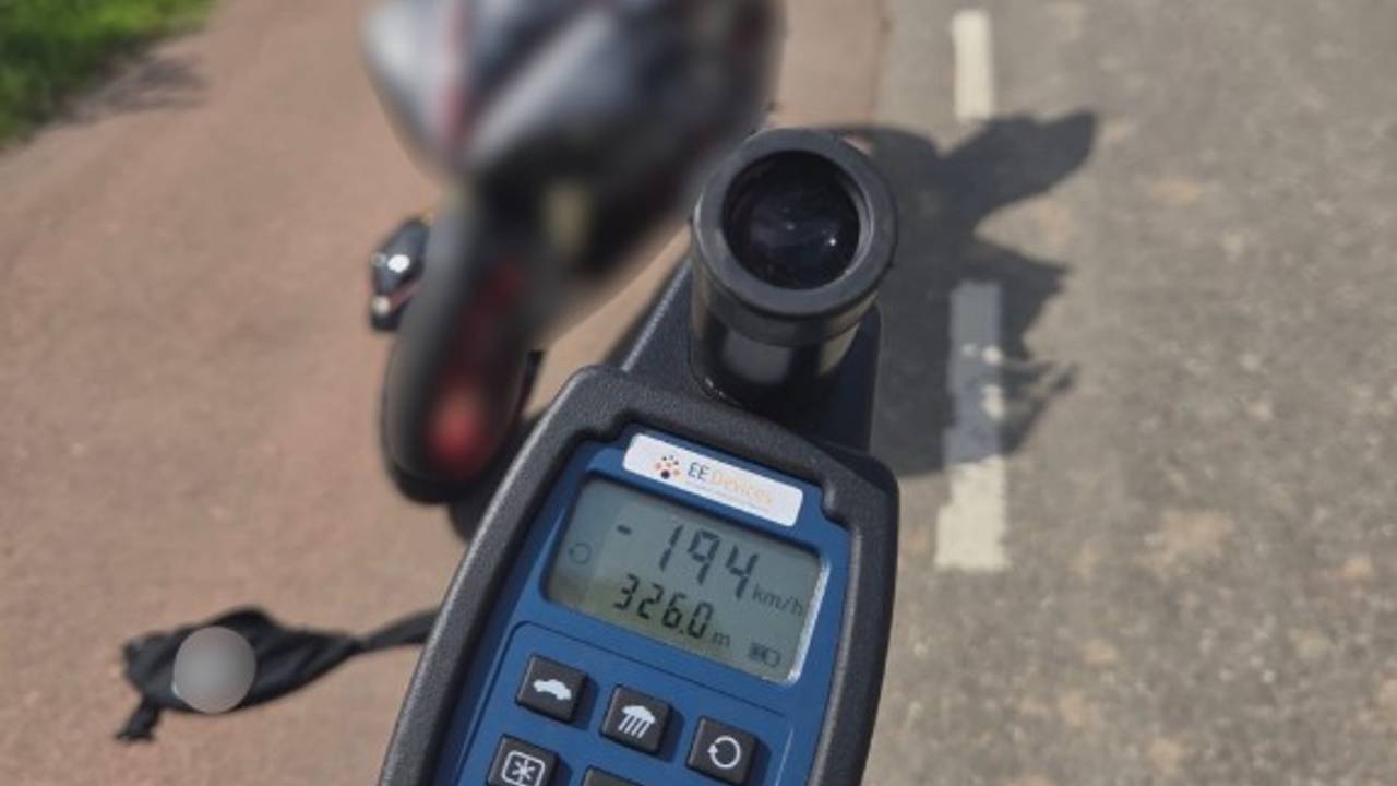 Motorrijder sjeest met 194 kilometer per uur over weg en is rijbewijs kwijt