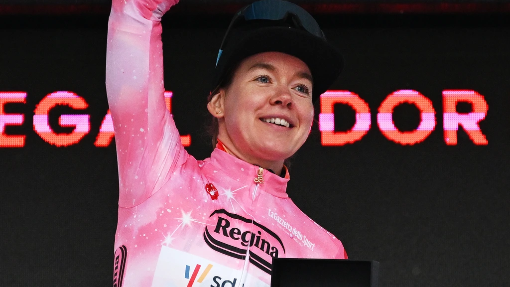 Van der Breggen grijpt roze leiderstrui Giro met imponerende klimtijdrit