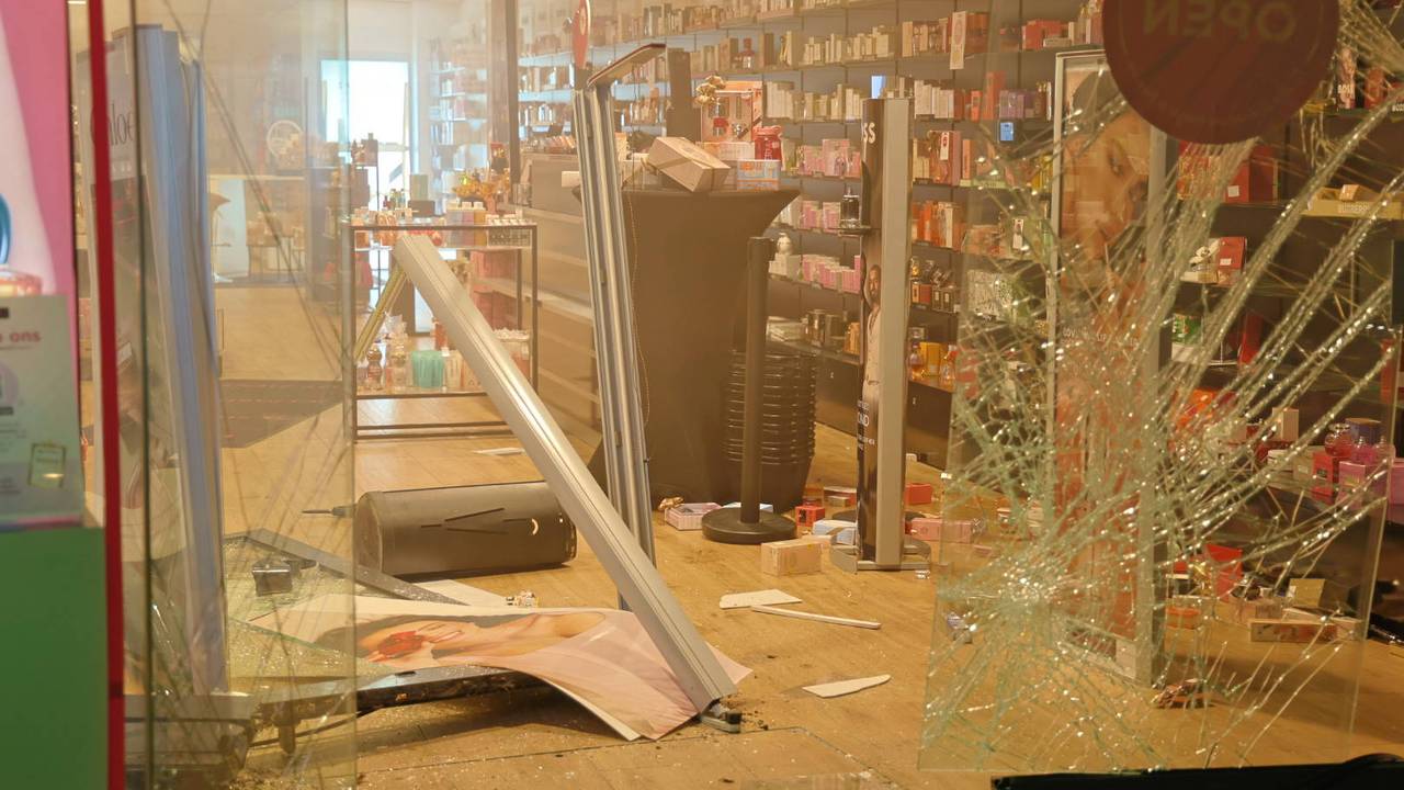 Ramkraak bij Ici Paris XL-winkel in Boxmeer, schade is groot