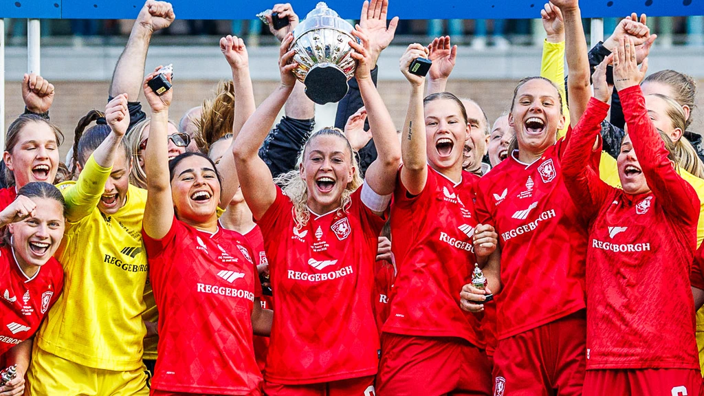 Twente-vrouwen winnen KNVB-beker na late comeback en strafschoppen tegen PSV