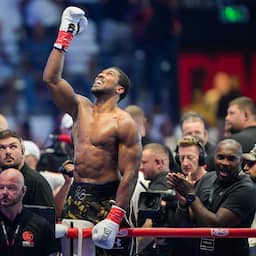 Joshua wankelt, maar wint met knock-out in eerste bokspartij sinds auto-ongeluk