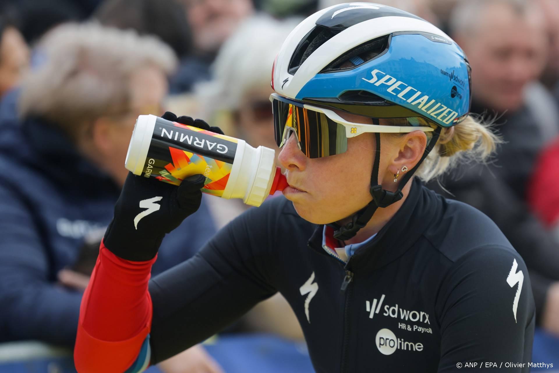 Wiebes is zege en roze in Giro d’Italia kwijt na diskwalificatie