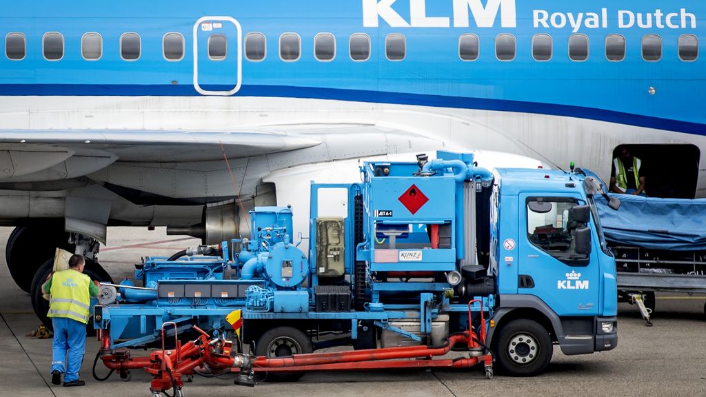 6/4 in Nieuwsuur: Dreigend kerosinetekort • Serie asielopvang • Fotograaf Martin Parr