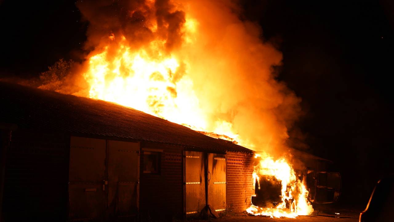 Loods Geffen door brand verwoest, politie onderzoekt verband met brand Oss