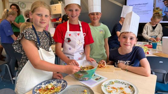 Leerlingen basisschool Rasquert koken in de klas met chefkok