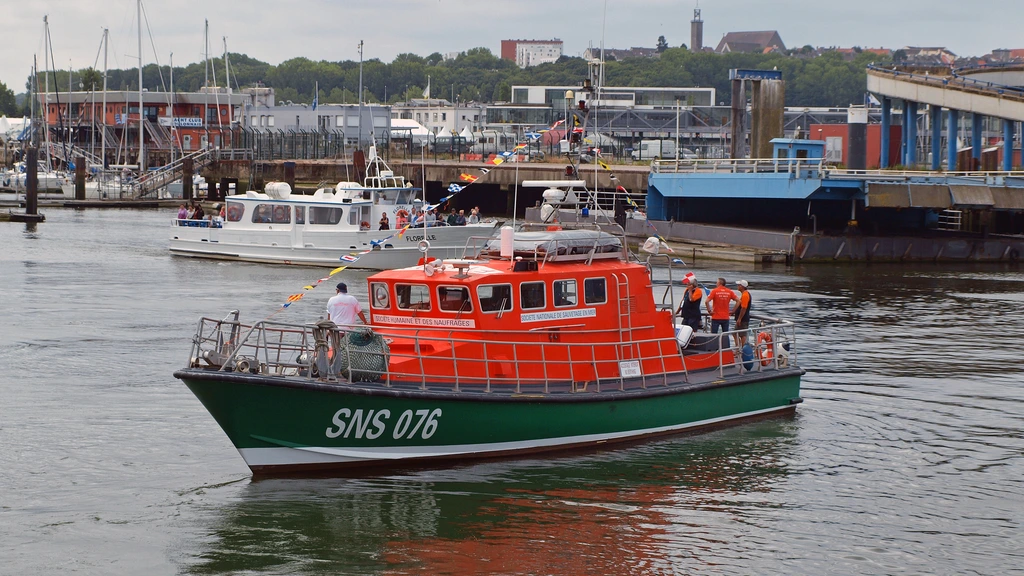 157 migranten gered van brandend schip in Het Kanaal