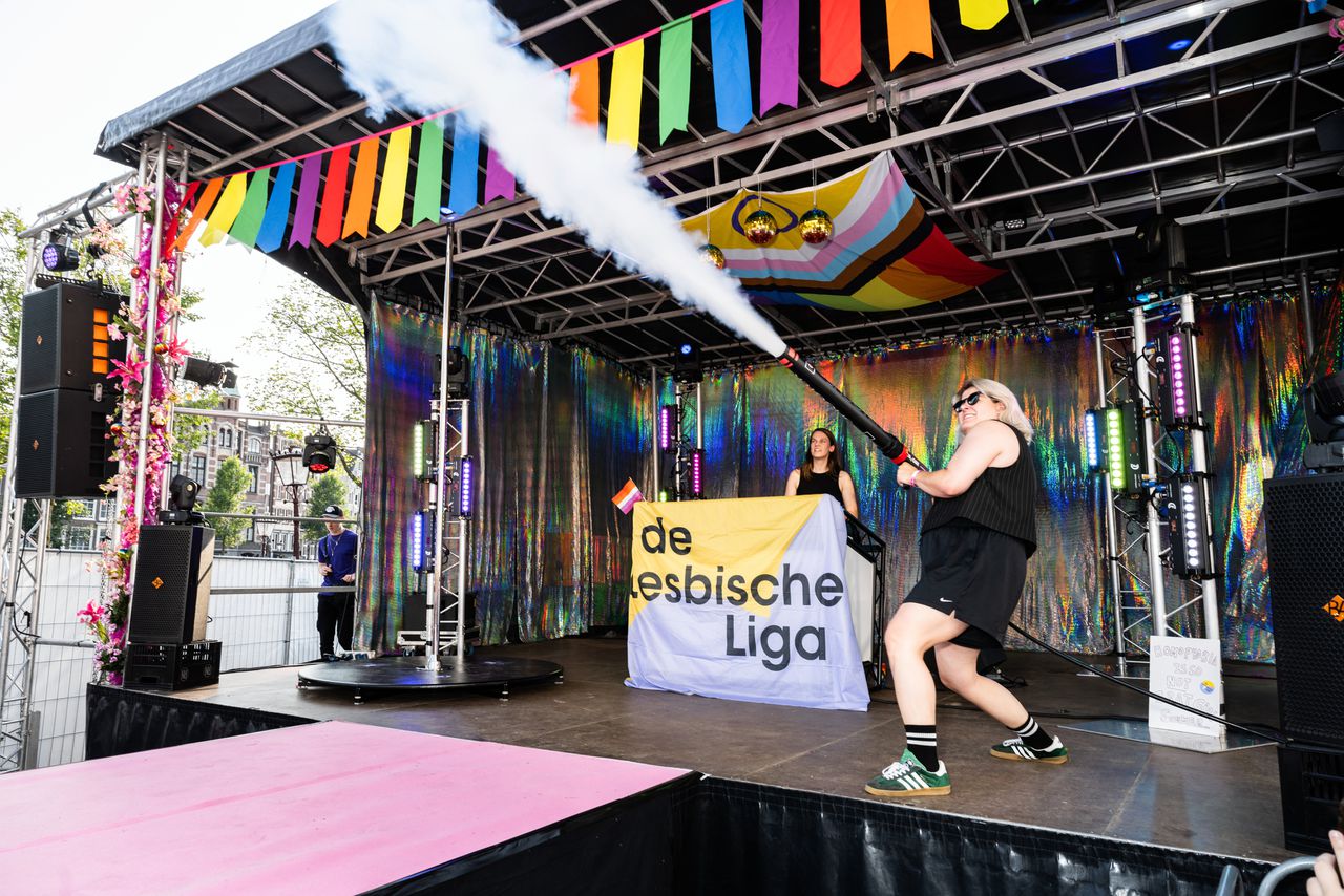 Voor even is Amsterdam de queerhoofdstad van de wereld. Intussen daalt onder Amsterdamse jongeren de lhbti-acceptatie