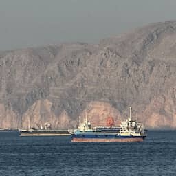 Status gesprekken VS en Iran onzeker, schip aangevallen in Straat van Hormuz