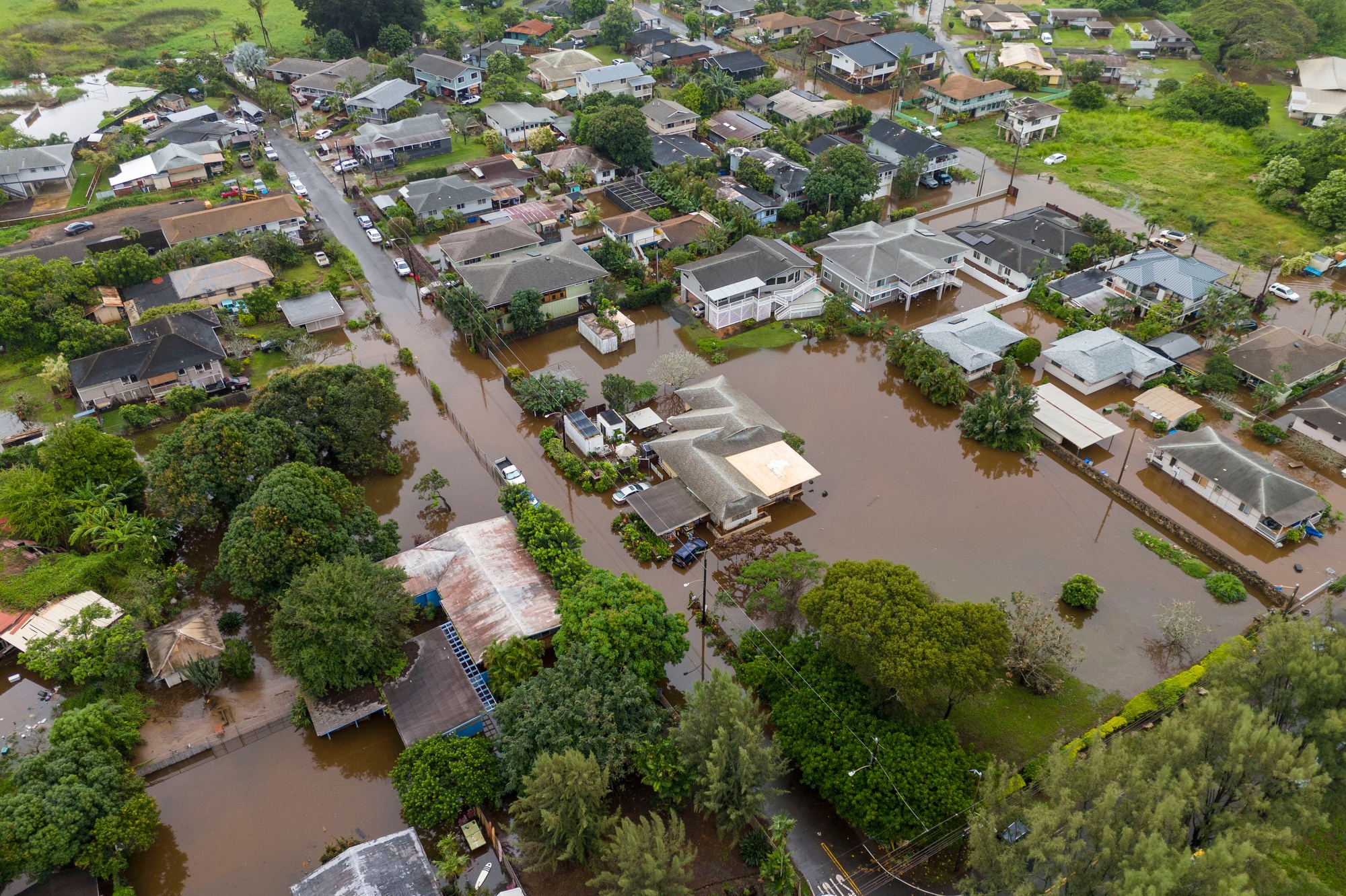Over 4,000 told to evacuate flooding in Hawaii as officials warn 120-year-old dam could fail