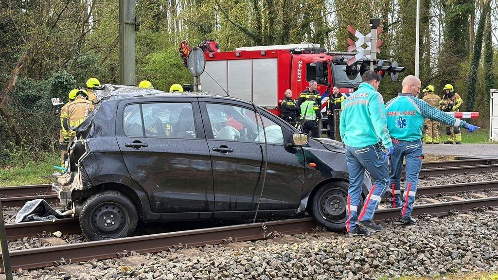 Trein en auto botsen bij Meerssen