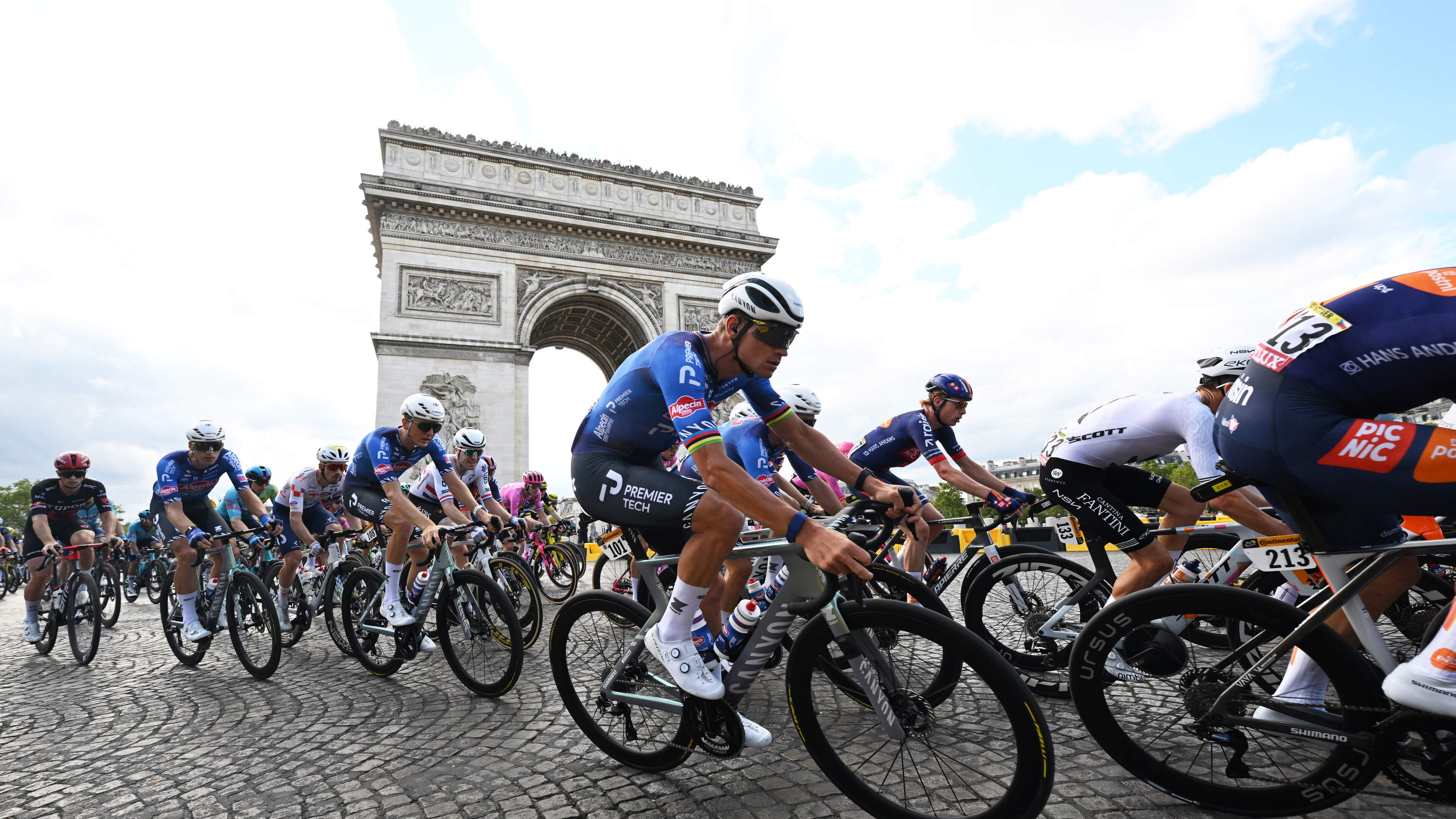 LIVE Tour de France | Elite-kopgroepje met Van der Poel gegrepen in schitterende slotrit over Montmartre, wie gaat er winnen?