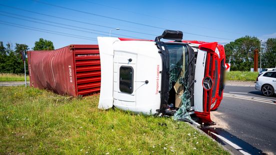 Provinciale weg dicht na ongeluk waarbij vrachtwagen kantelt