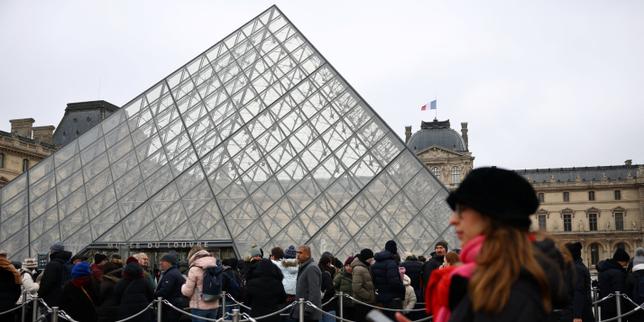 French police still hope to recover jewelry stolen in Louvre heist, top prosecutor says