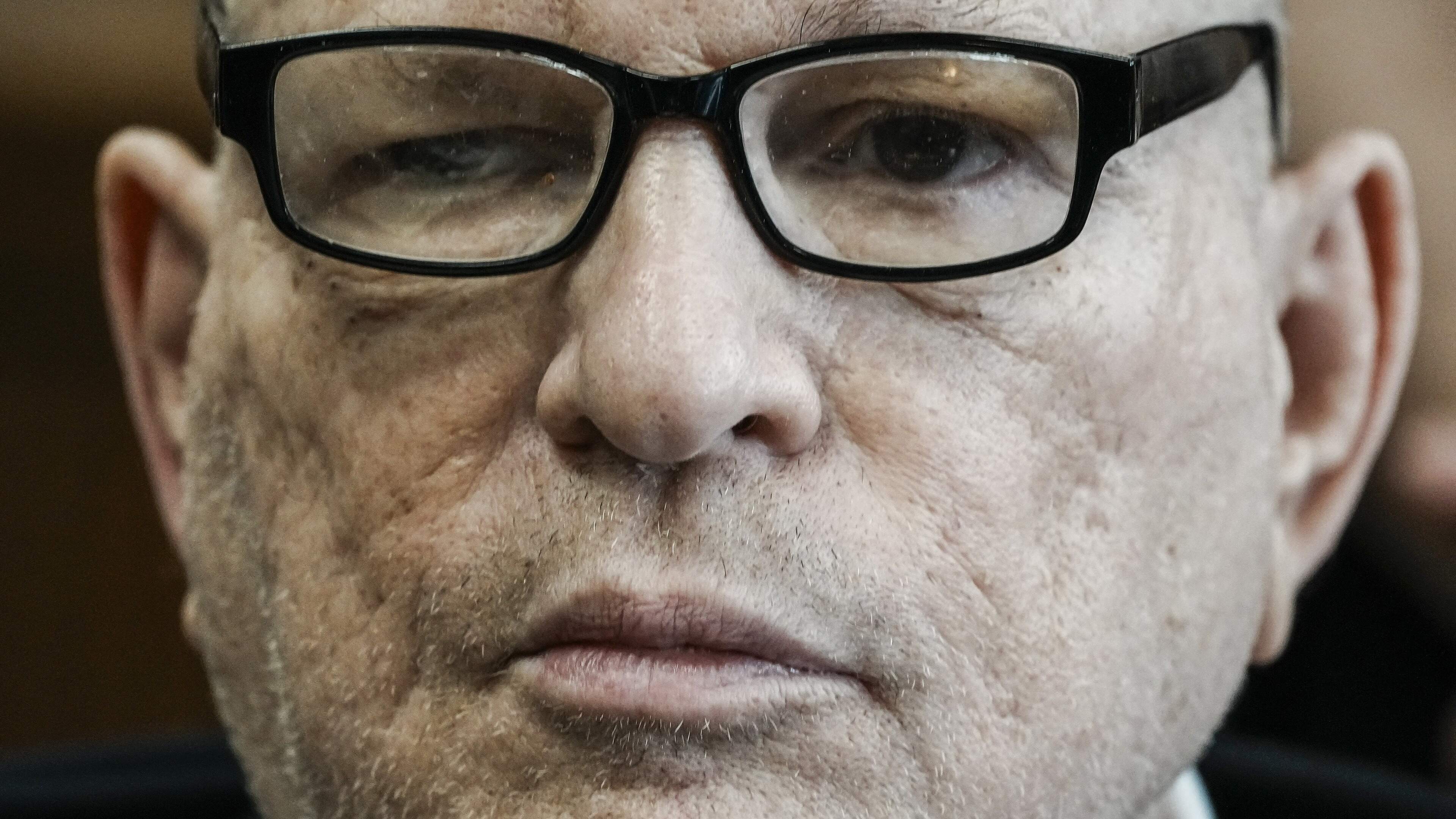 Harvey Weinstein opnieuw voor rechter: aanklager beschuldigt hem van misbruik van macht