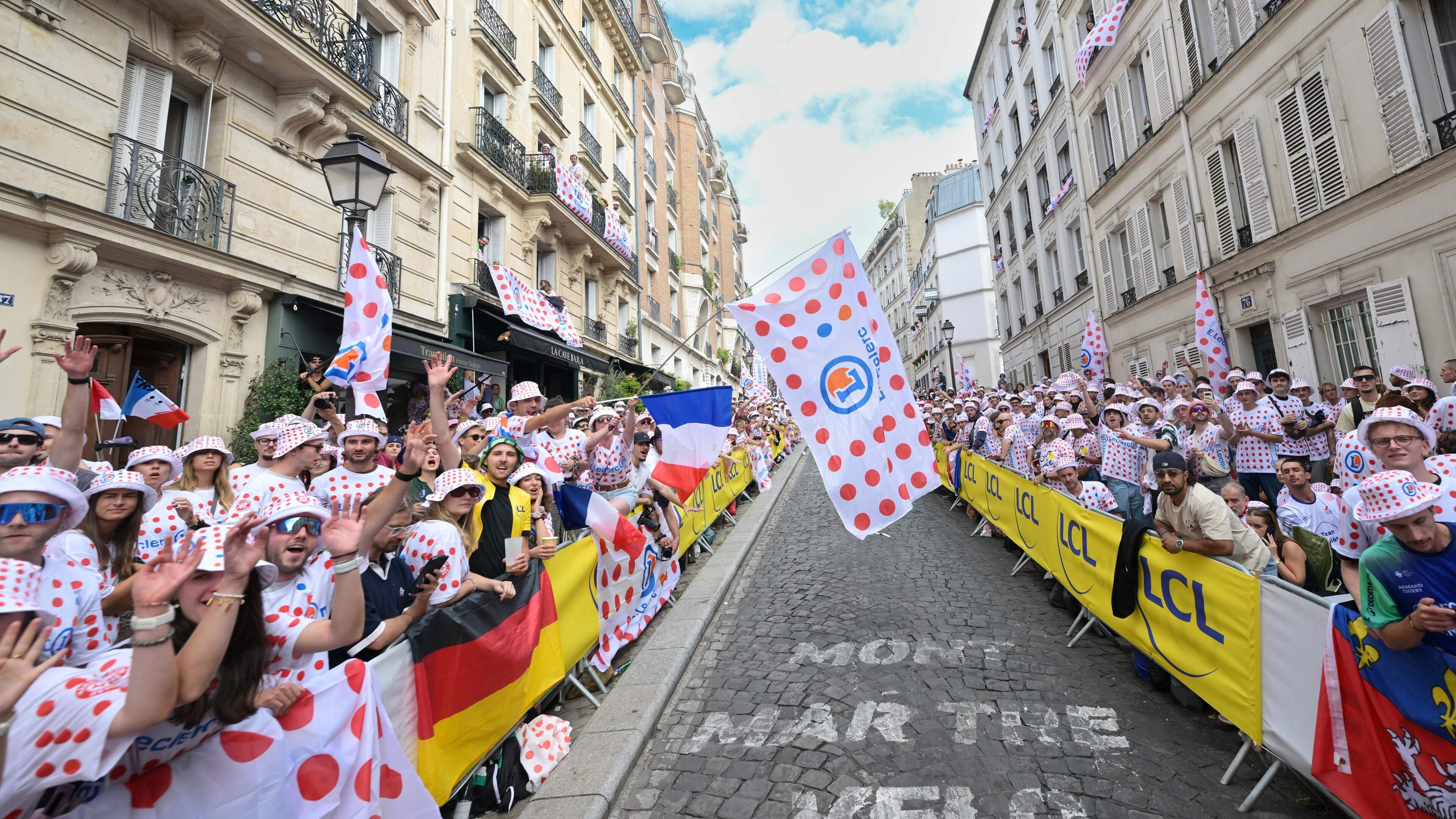 LIVE Tour de France | Tadej Pogacar zeker van eindzege, kan Mathieu van der Poel schitteren in slotrit?