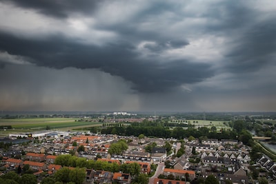 Pittige buien met kans op onweer onderweg: in het hele land geldt straks code geel