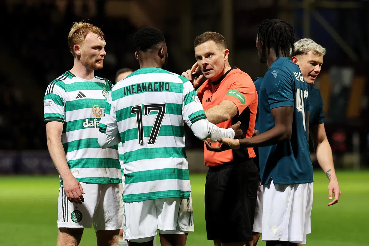 Politiebewaking voor Schotse scheidsrechter die discutabele penalty aan Celtic gaf