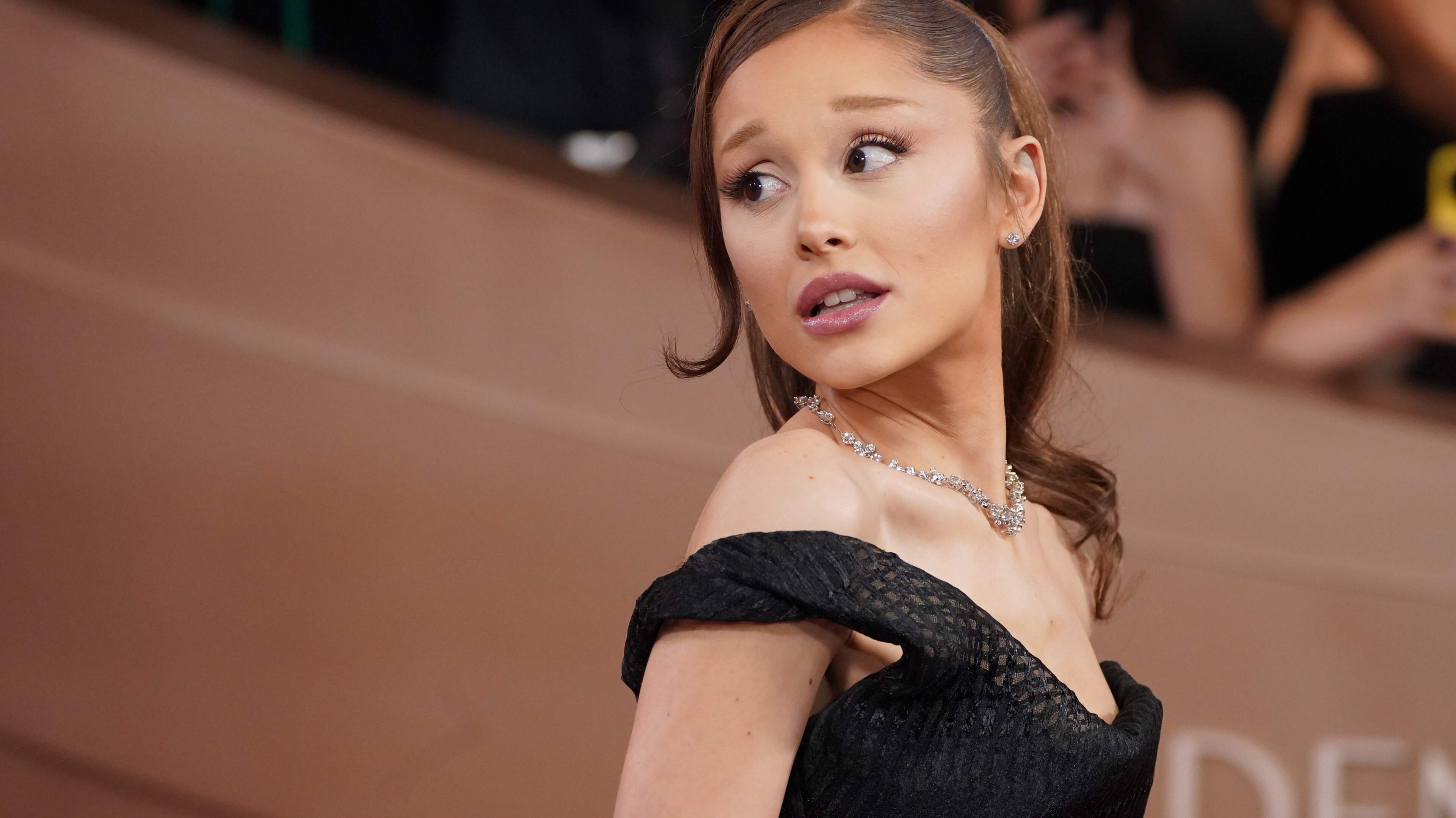 Ariana Grande (33) trekt zich na tournee even terug uit openbaar leven om ’eindeloze kritiek’ op haar lichaam