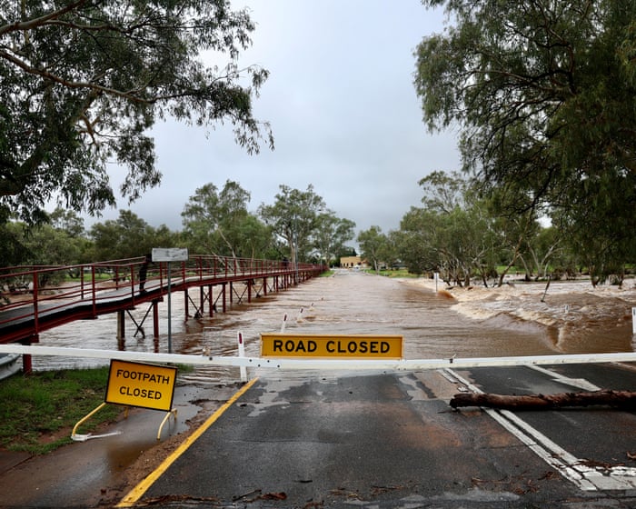 Around 500 people sheltering in Darwin school gym as Tropical Cyclone Narelle barrels towards NT coast