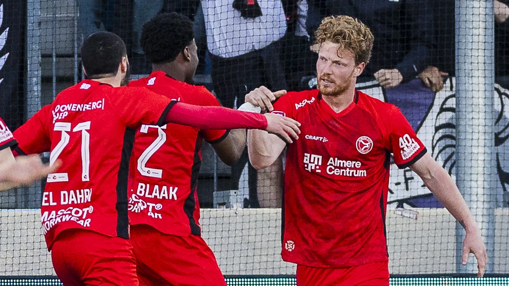 Almere City buigt 2-0 achterstand om, wint van Den Bosch in eerste play-offduel