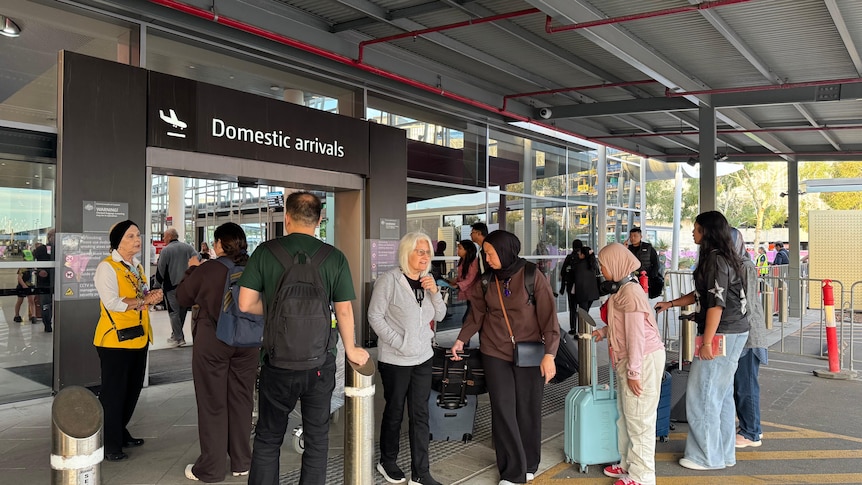 Passengers return to Perth Airport after police investigate unattended bag