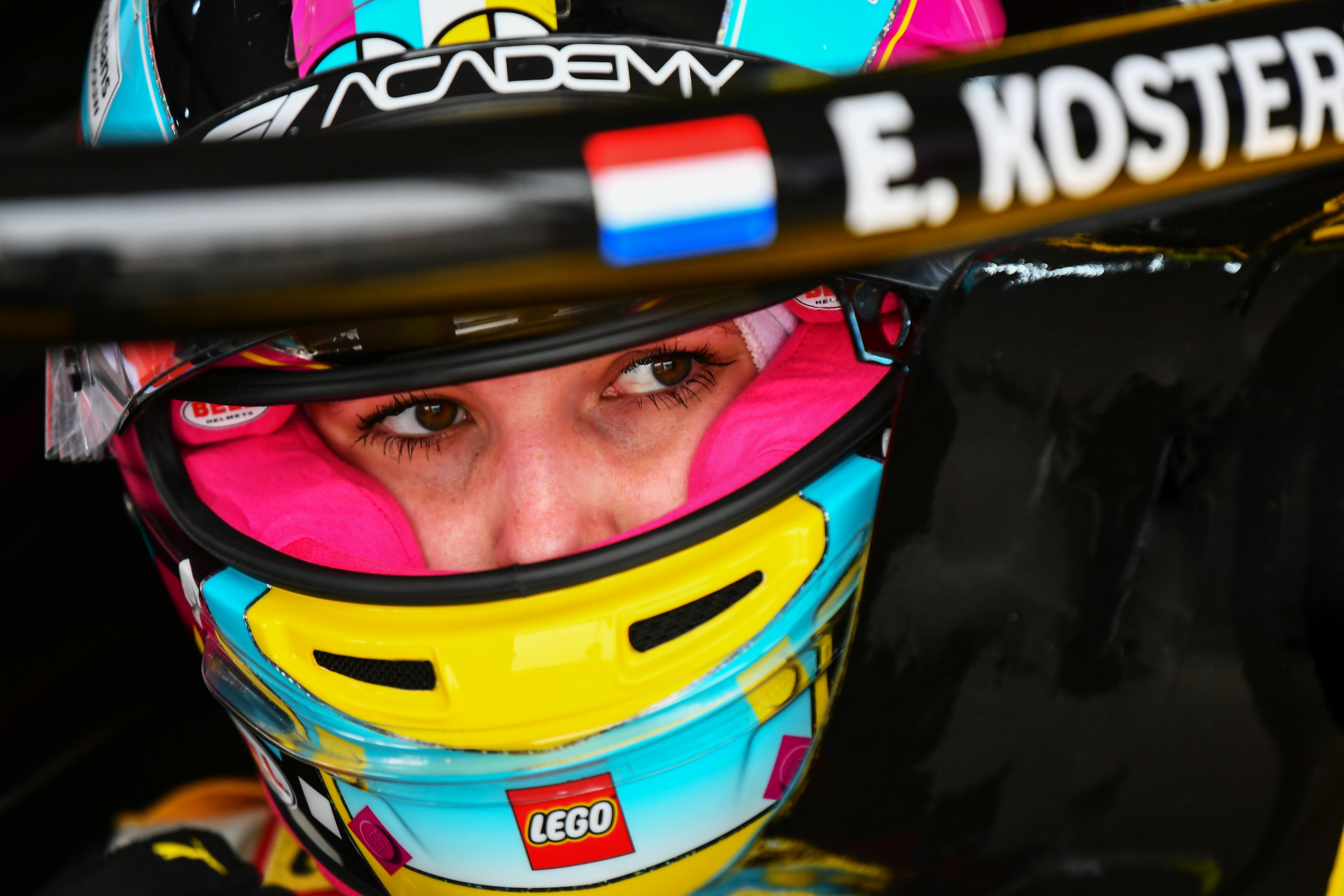 Een kijkje achter de schermen bij de F1 Academy: 20-jarige Esmee rijdt in topklasse voor vrouwen